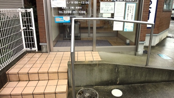 しなの薬局　和納店の入口