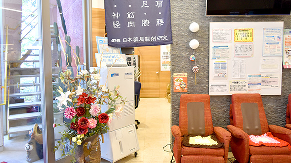 大手町薬局　メディカルクレオの感染予防待合スペース