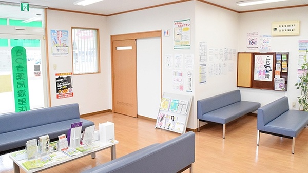 さつき薬局　渡里店の待合スペース