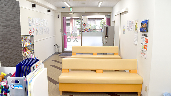 阪神調剤薬局　京阪大和田店の待合スペース