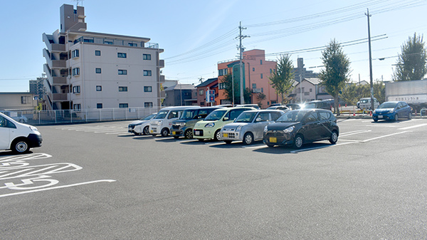 クリエイト薬局名古屋瀬古東店の駐車場
