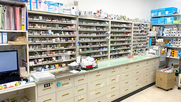 市川ハート薬局の薬棚