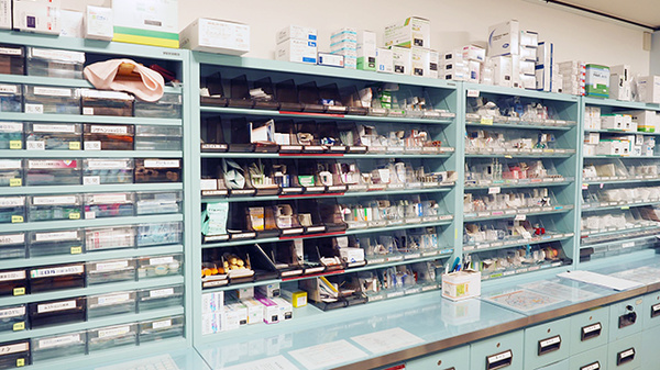 マリーン調剤薬局　桂店の薬棚