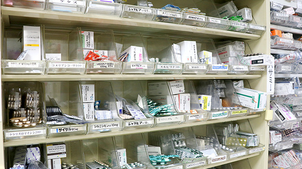 薬局おくすり本舗　朝霞店の薬棚
