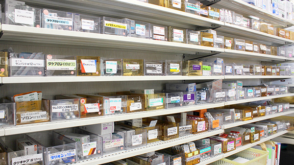 平塚薬局　菅谷店の薬棚