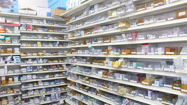 平塚薬局　越生店の薬棚