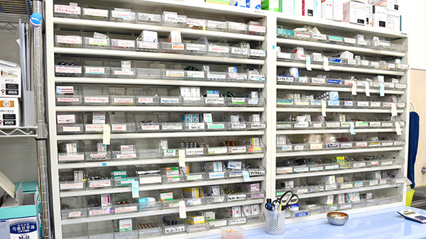 つばめ薬局の薬棚