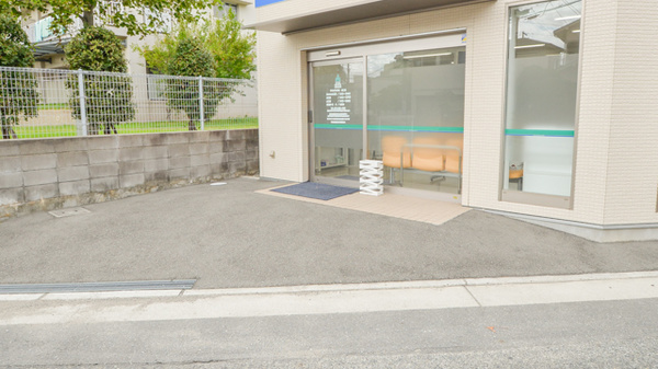 そうごう薬局白鷺店の入口
