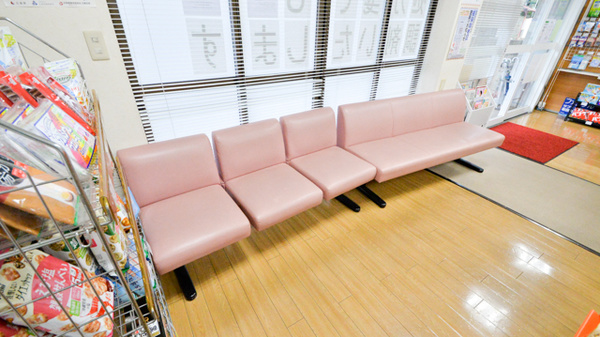 そうごう薬局尾長東店の待合スペース