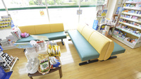 そうごう薬局塩田店の待合スペース
