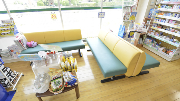 そうごう薬局塩田店の待合スペース