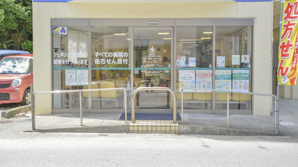 そうごう薬局新赤十字前店の入口