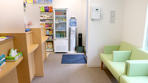 大賀薬局北方店の待合スペース