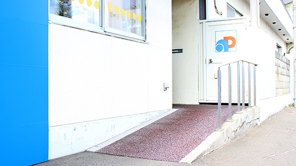 アルファ調剤薬局の入口