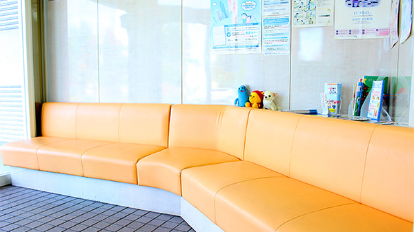 アルファ調剤薬局北野店の待合スペース