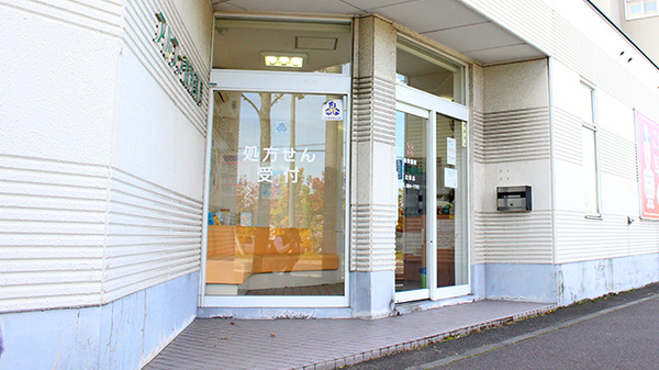 アルファ調剤薬局北野店の入口