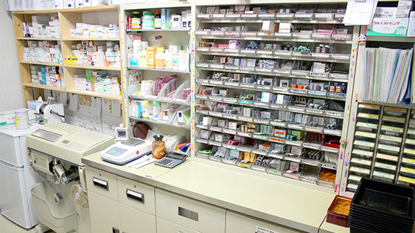アルファ調剤薬局平岸店の薬棚