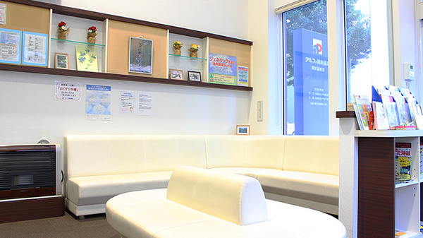 アルファ調剤薬局環状通東店の待合スペース