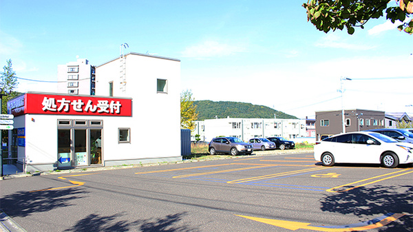 アルファ調剤薬局中の沢店の駐車場