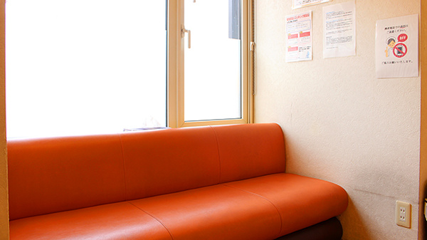 アルファ調剤薬局発寒店の待合スペース