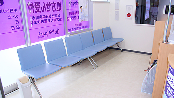 ウェルパーク薬局東浦和駅前店の待合スペース