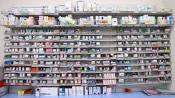 ウェルパーク薬局東浦和駅前店の薬棚