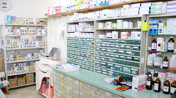 いちご調剤薬局の薬棚