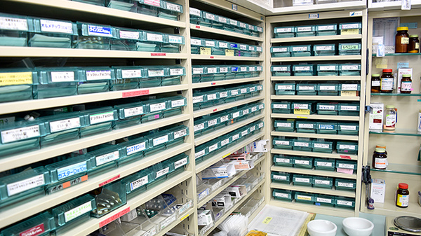 サンファーマシー養老薬局の薬棚