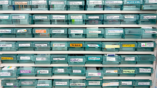 セイムス長後2号薬局の薬棚