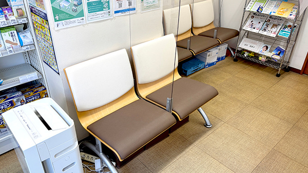セイムス伊勢佐木薬局の待合スペース