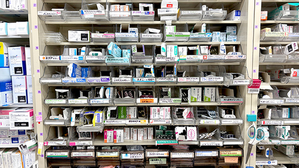 セイムス伊勢佐木薬局の薬棚