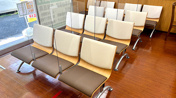 セイムス港南台薬局の待合スペース