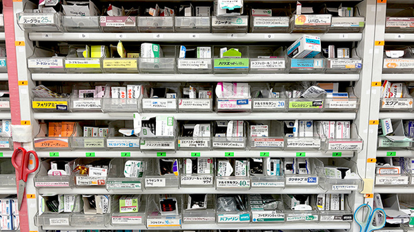 セイムス港南台薬局の薬棚