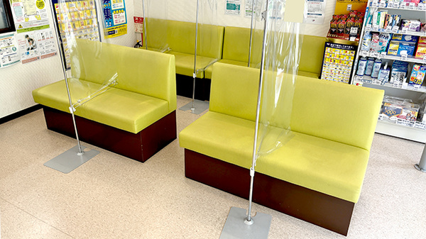 セイムス下倉田薬局の待合スペース