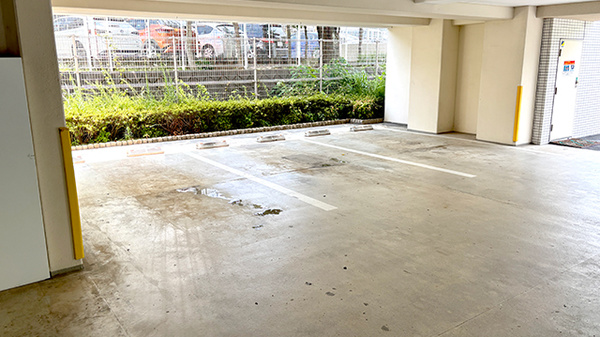 セイムス下倉田薬局の駐車場