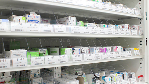 セイムス下北沢薬局の薬棚