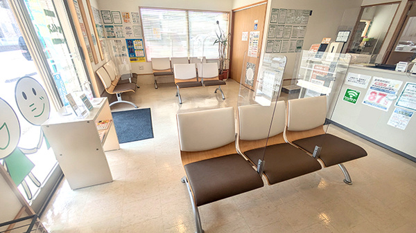 セイムス小山城東薬局の待合スペース