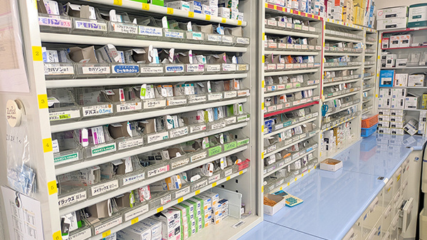 セイムス小山城東薬局の薬棚