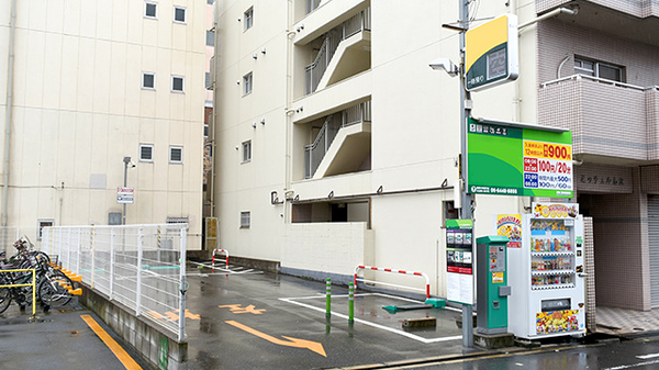 セイムス玉出薬局の駐車場