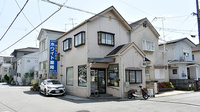 ホワイト薬局伊勢田店の外観