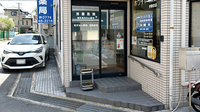 ホワイト薬局伊勢田店の入口