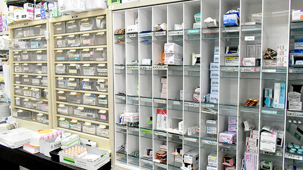 ホワイト薬局伊勢田店の薬棚