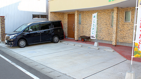 早坂薬局の駐車場