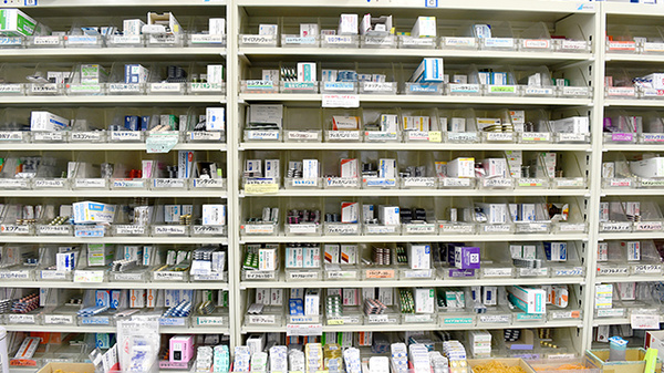 須賀薬局の薬棚