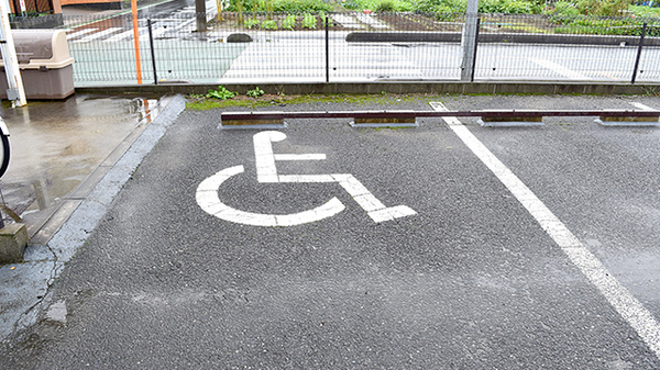 須賀薬局の駐車場
