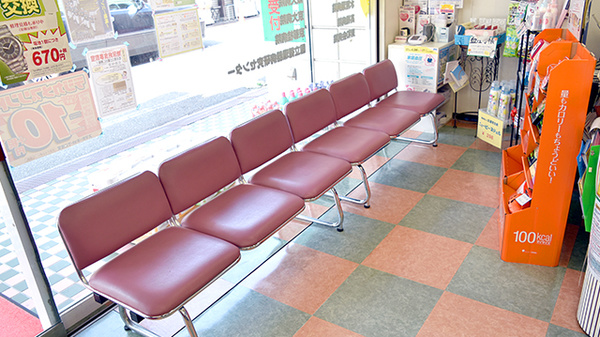 かんまき薬局 本店の待合スペース