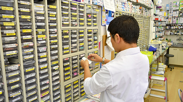 ABC薬局 出丸店の作業風景