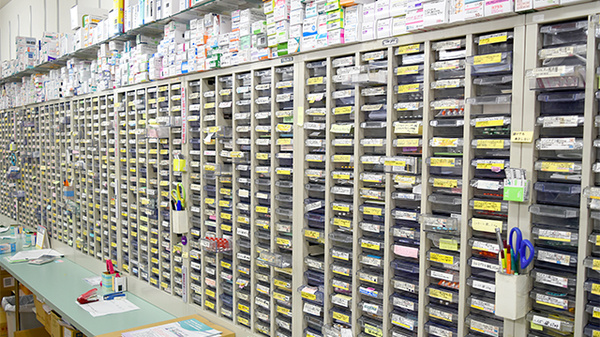ABC薬局 水無瀬店の薬棚
