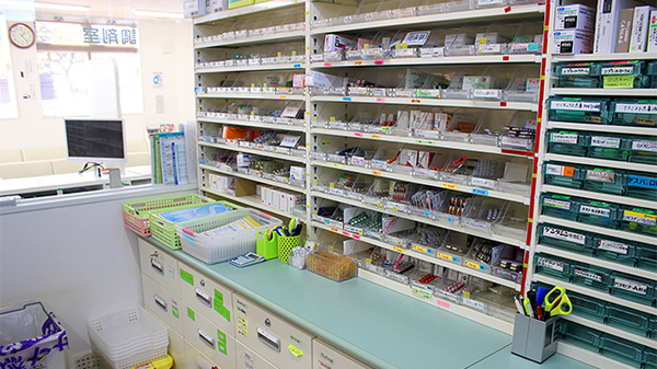 エムツー調剤薬局　松森店の薬棚