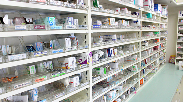 若草薬局瑞穂店の薬棚